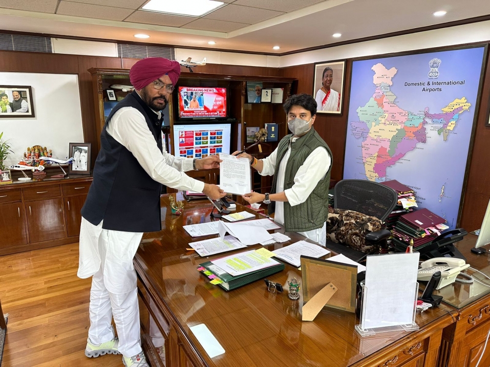 कुलदीप सिंह धालीवाल ने अमृतसर और शहीद भगत सिंह अंतर-राष्ट्रीय हवाई अड्डे मोहाली से कैनेडा और यू. एस के शहरों के बीच सीधी उड़ानों की माँग की
